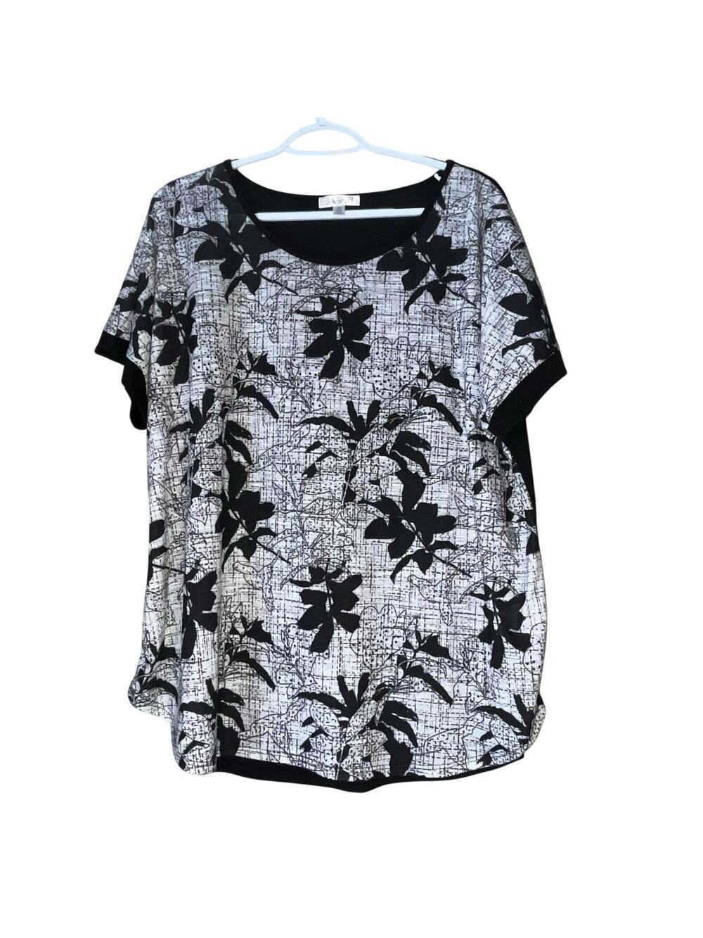 Jillian N Black and Gray Floral Print Short Sleeve Tee Size 1X